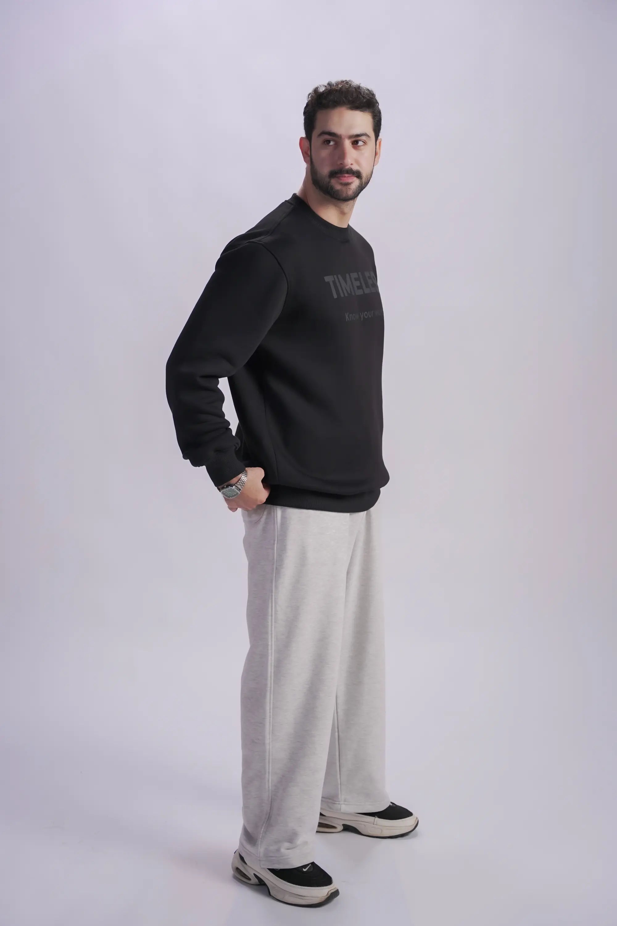سويت شيرت اسود